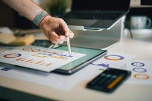 Compare clinical trial costs in Europe vs the US, including phase costs, approval timelines and key budget risks. Plan your trial smarter.